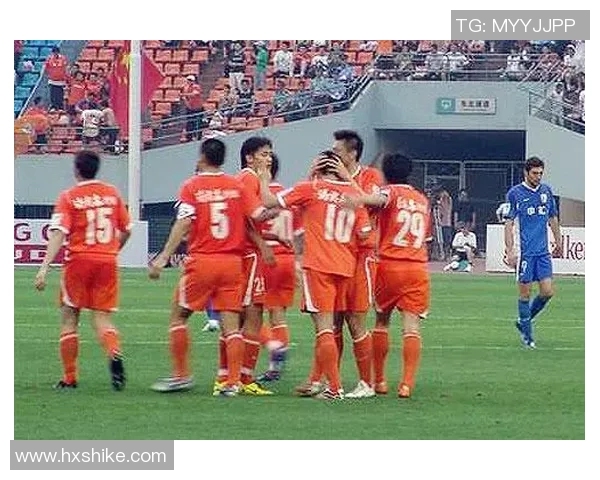 足球之鹰翱翔绿茵场展现风采勇夺冠军荣耀之路的传奇故事